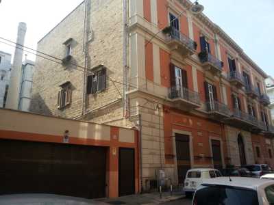 Lo storico palazzo che ospitava il laboratorio di cera, situato ad angolo fra via Michele de Napoli e via Trento. Oggi � un negozio di candele